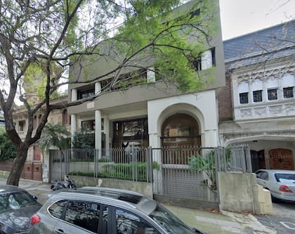 La casa cuenta con un garage para cinco autos, equipado con un plato giratorio para facilitar el estacionamiento