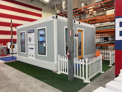 La casa cuenta con una sala de estar y dormitorio, una cocina y un baño