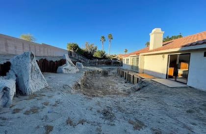 La casa "cueva" de California tiene un patio trasero sin construir; se planeaba hacer una pileta