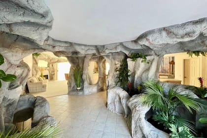 La "casa cueva" se localiza en California y fue construida en 1990; estos son los detalles