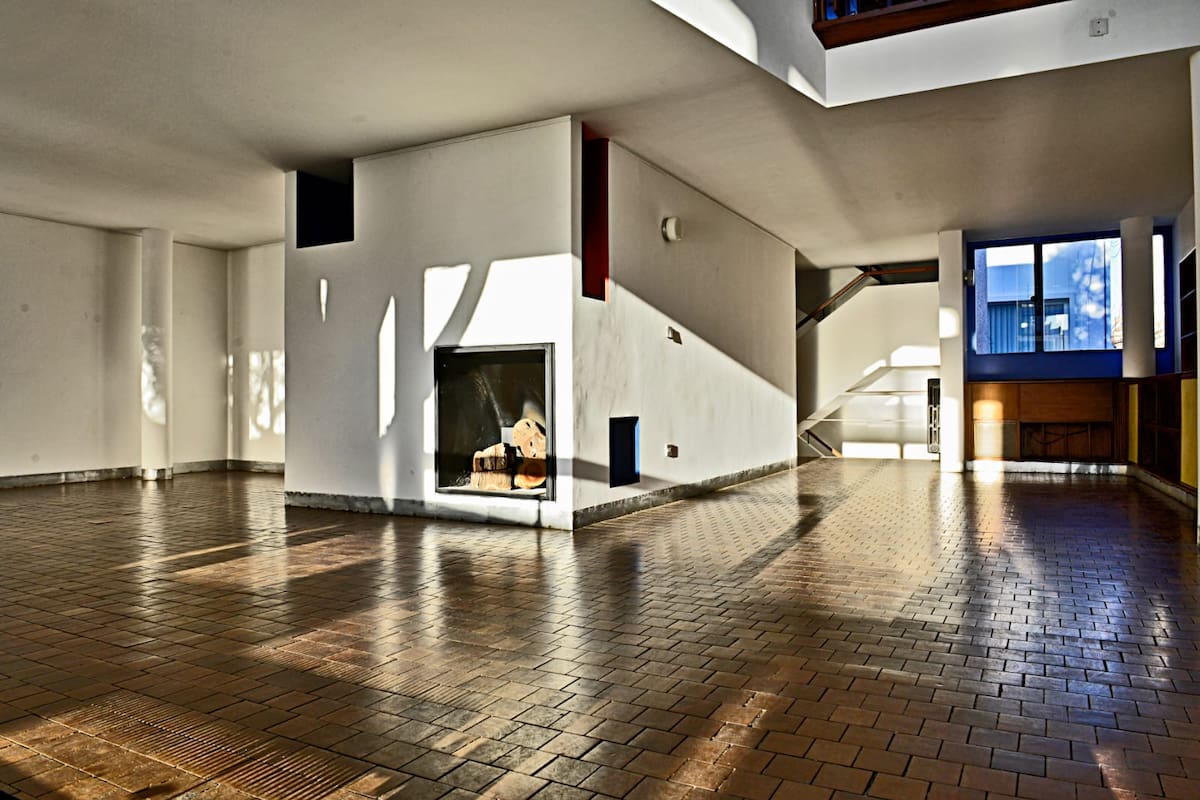 La Casa Curutchet despierta devoción entre muchos estudiantes de arquitectura y algunos directores de cine que la eligieron para rodar sus películas, como El hombre de al lado (2009), dirigida por Mariano Cohn y Gastón Duprat; y La obra secreta (2018), un documental con algo de ficción dirigido por Graciela Taquini