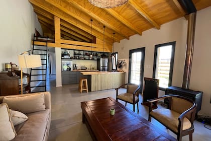 La casa de 60 metros cuadrados incluye cocina, baño, un dormitorio y un deck con parrillero.