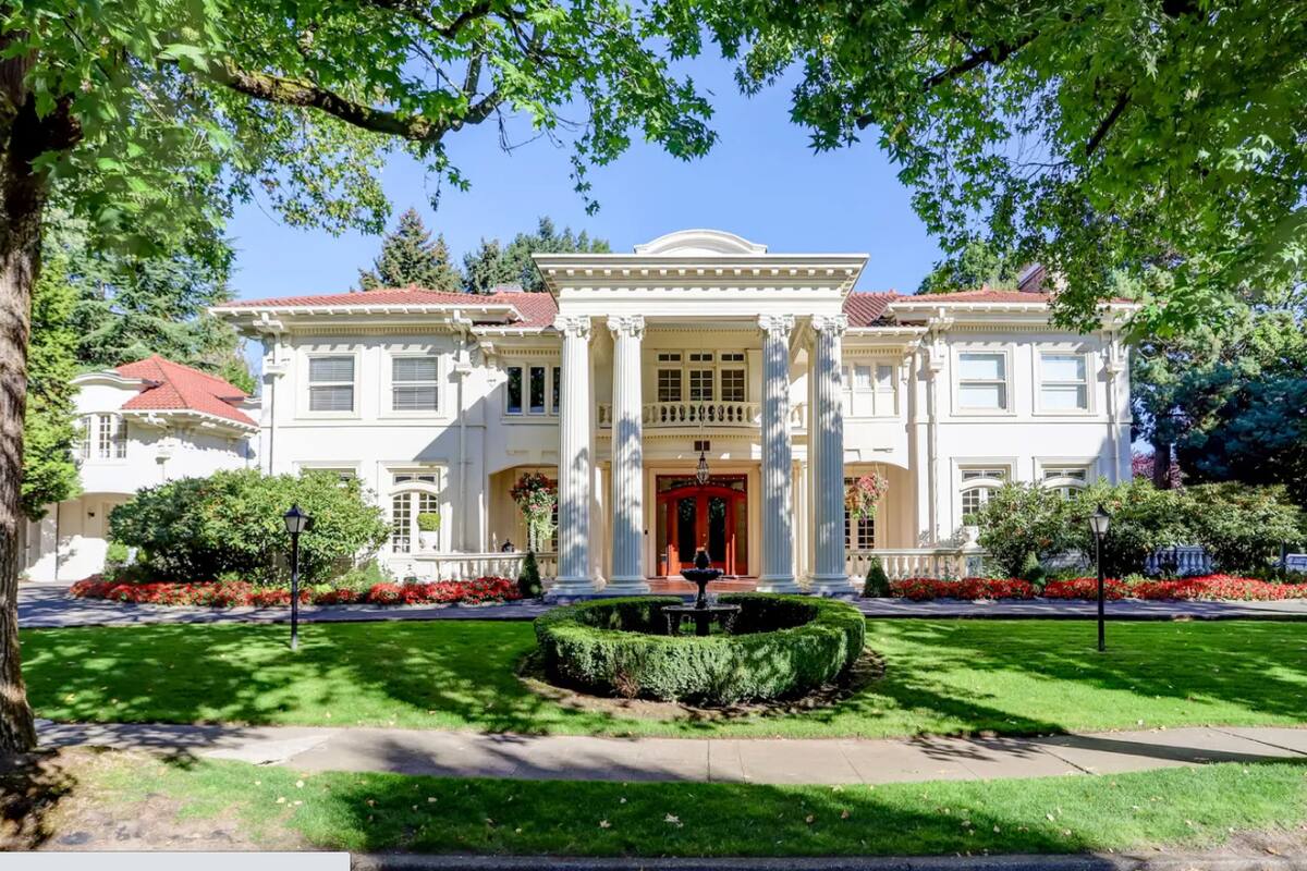 La casa de 929 metros cuadrados tiene nueve dormitorios y 12 baños