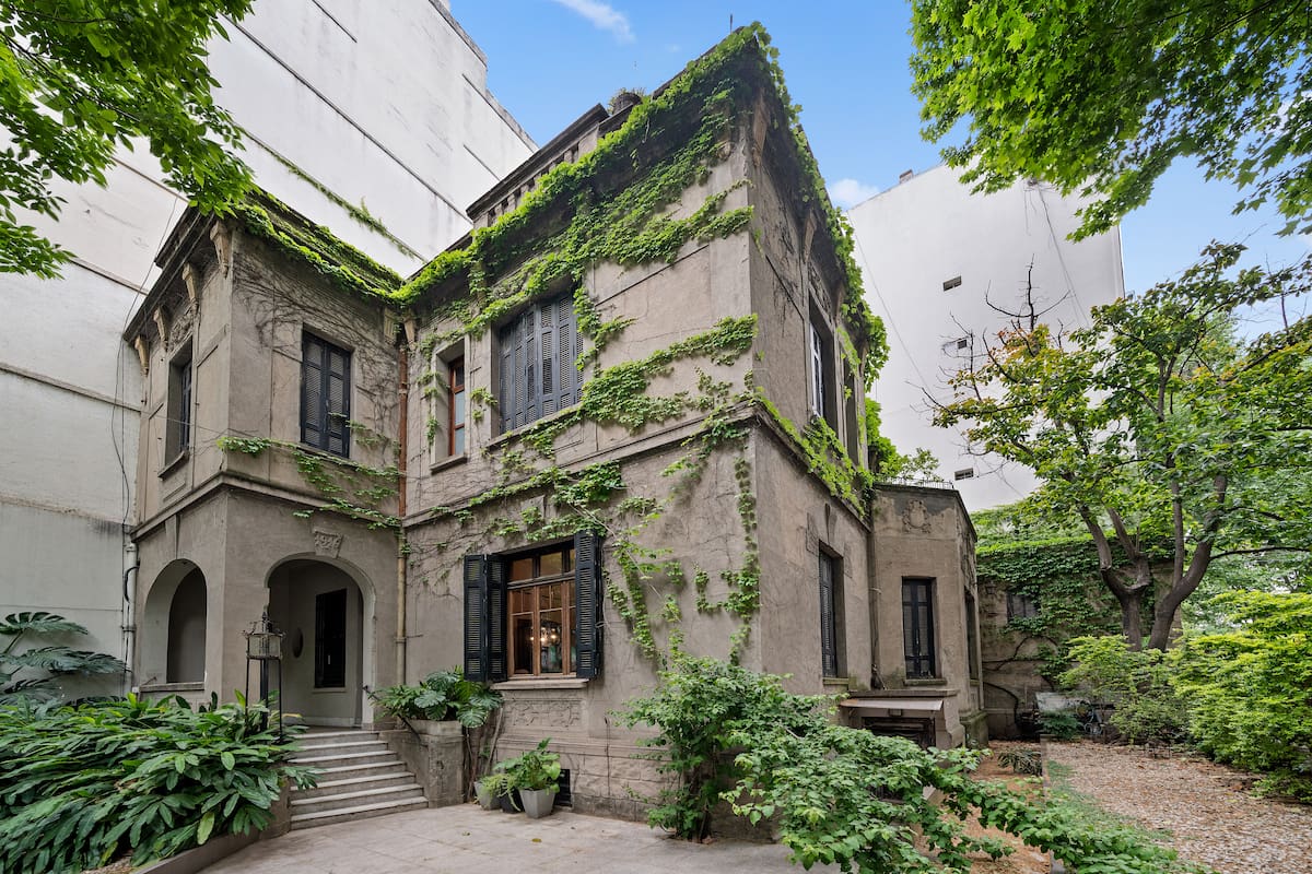 La casa de Belgrano donde se filmó "El jardín de bronce"