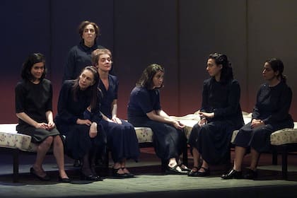 A 20 años de la puesta que Vivi Tellas hizo de La casa de Bernarda Alba, en donde actuaba María Onetto, esta vez vuelve a montar un texto de Lorca en el mismo escenario del San Martín