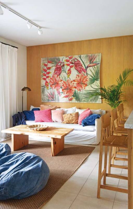 Los sillones y la mesa en petiribí que ambientan el sector del living son obra de Carolina.
