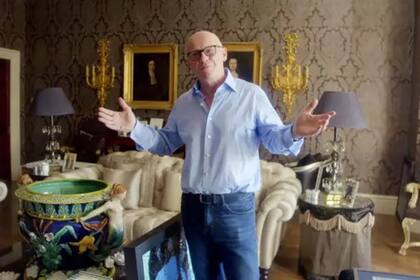 La casa de Caudwell incluye algunos lujosos espacios, como un boliche privado, un spa, un teatro, cinco cocinas distintas y un estacionamiento para ocho autos