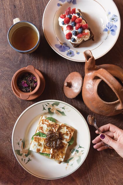 La Casa de Champa. Un delicioso espacio donde desayunar, almorzar y merendar, rodeados de una colección de objetos antiguos de cocina. Todo es de elaboración propia.