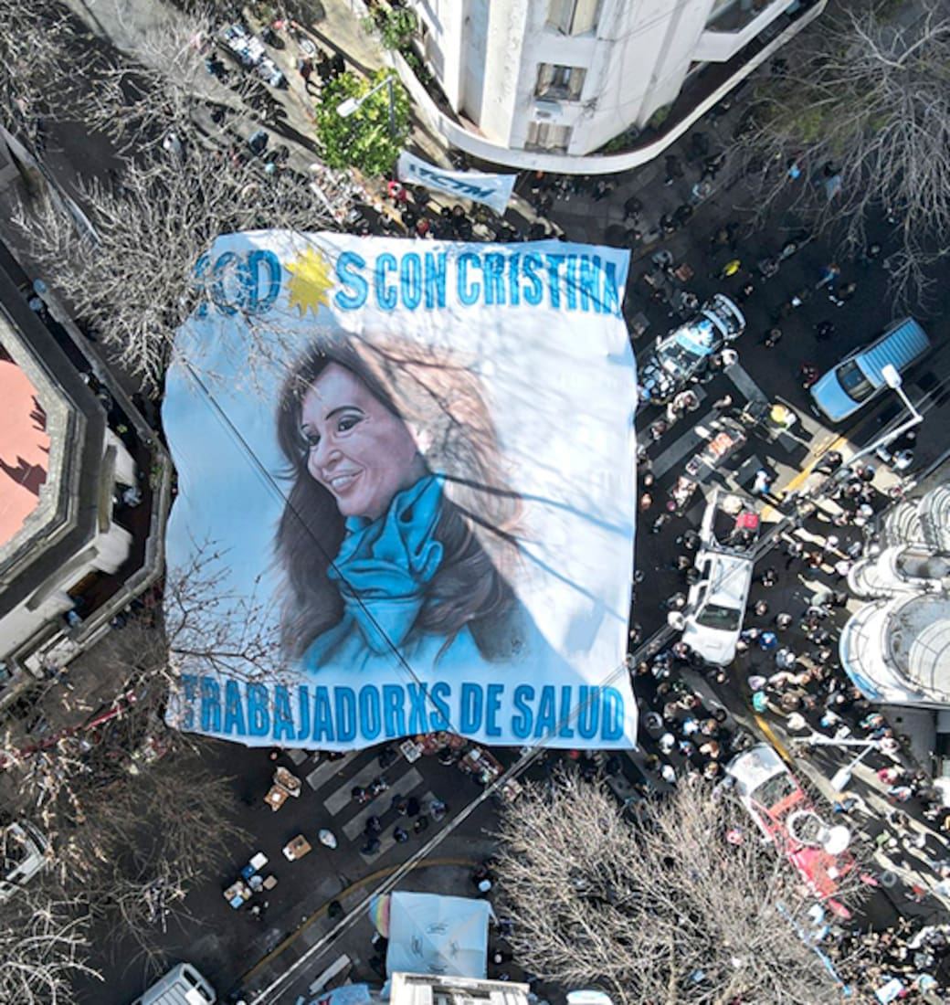 La casa de Cristina Kirchner se convierte en el punto de encuentro de la militancia K
Gremios y agrupaciones políticas se convocaron en apoyo a la expresidenta condenada por corrupción; hay cortes de tránsito e instalaron una carpa
M√°ximo Kirchner saliendo de la Casa de Cristina Kirchner