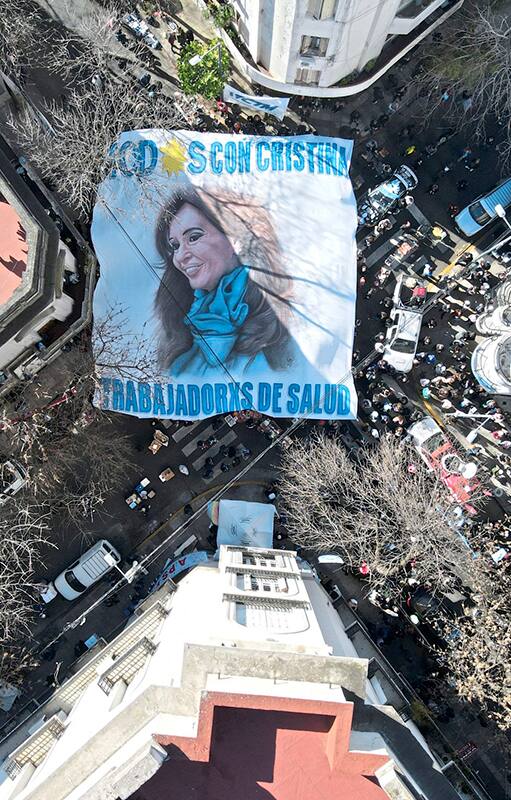 La casa de Cristina Kirchner se convierte en el punto de encuentro de la militancia K
Gremios y agrupaciones políticas se convocaron en apoyo a la expresidenta condenada por corrupción; hay cortes de tránsito e instalaron una carpa
M√°ximo Kirchner saliendo de la Casa de Cristina Kirchner