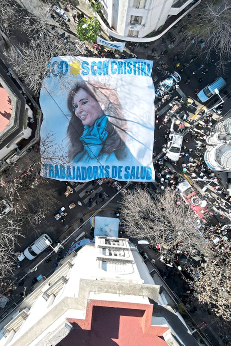 La casa de Cristina Kirchner se convierte en el punto de encuentro de la militancia K
Gremios y agrupaciones políticas se convocaron en apoyo a la expresidenta condenada por corrupción; hay cortes de tránsito e instalaron una carpa
M√°ximo Kirchner saliendo de la Casa de Cristina Kirchner