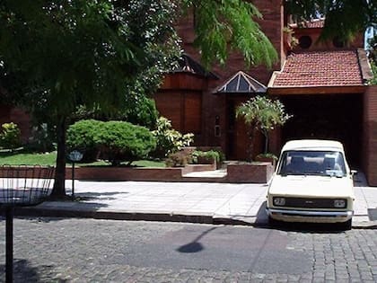 La casa de Devoto con el auto que tenía Maradona