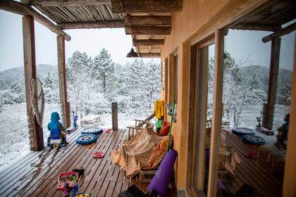 La casa de Diego y Luciana, en un raro paisaje de Umepay nevado. El contacto con la naturaleza es mucho mayor que en la ciudad.