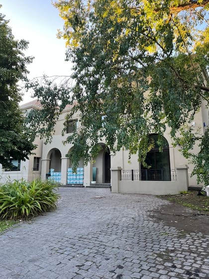 La casa de dos lotes con vista al golf en el barrio El Molino dentro del club de Campo Abril que busca alquilar la familia Moyano