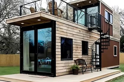 La casa de dos pisos que se vende por Amazon por casi US$30.000 llega lista para armar y conectar los servicios, a cargo de quien la compra