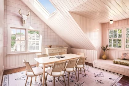 La casa de Drew Barrymore contiene un llamativo estudio de color rosa pastel