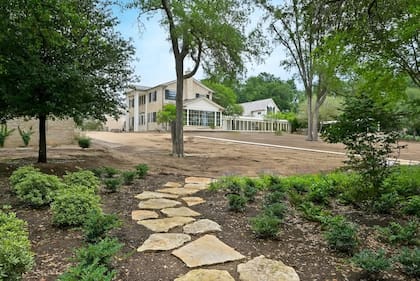 La casa de Emma Stone se ubica a 800 metros del embarcadero Walsh en el lago Lady Bird y a minutos del centro de Austin