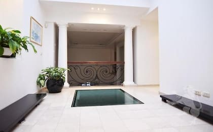 La casa de estilo francés tiene dos pisos y fue renovada a nuevo hace más de 10 años