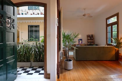 La casa de Facundo mide 80m2: es de las más grandes porque da al frente.