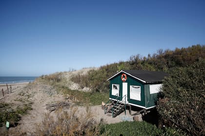 La casa de Frondizi, en Ostende, a punto de quedar sepultada bajo un médano