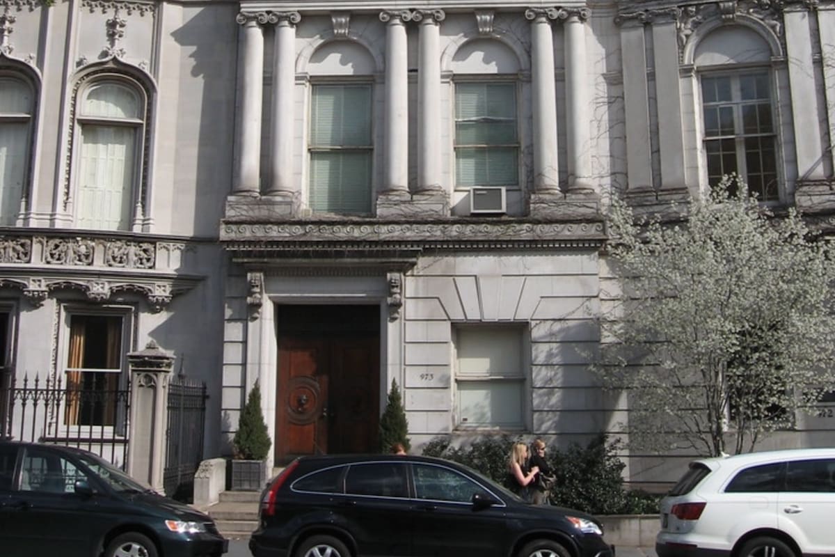 La casa de Henry Cook en Nueva York, quien planteó la norma de que no se construyan edificios altos allí