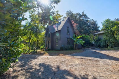 La casa de invitados, de estilo gótico, tiene dos cuartos, una cocina y un baño