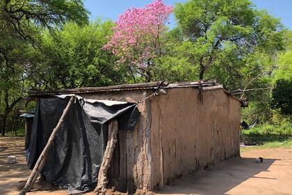 La casa de Isabel Ojeda, en el paraje La Peligrosa, en Chaco, es de paredes de adobe y tiene techo de madera, chapa y nylon. Se queja porque en el verano hace mucho calor y en el invierno mucho frío. No tienen ni luz, ni agua, ni baño.