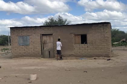La casa de Kevin está hecha de adobe y techo de chapa. En su comunidad solo hay un solo pozo al que tienen que ir a buscar agua. Para ir al baño, van al monte.