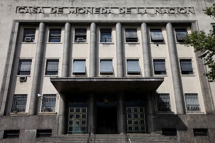 La Casa de la Moneda es la imprenta que hace los billetes en el país. Recibió a fines de abril un pedido de presupuesto por parte del BCRA.