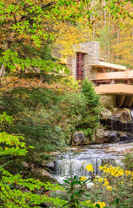 La "Casa de la cascada" en Pensilvania es considerada la casa más famosa del mundo, fue residencia de fin de semana de la familia Kaufmann y obra del arquitecto Frank Lloyd Wright