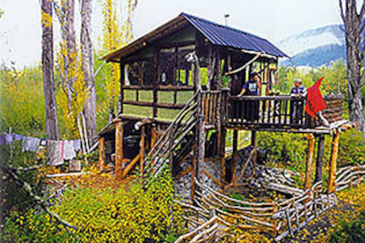 La casa de la familia Chiappe, a la que sólo se llega por un puente colgante, en el valle de Epuyén