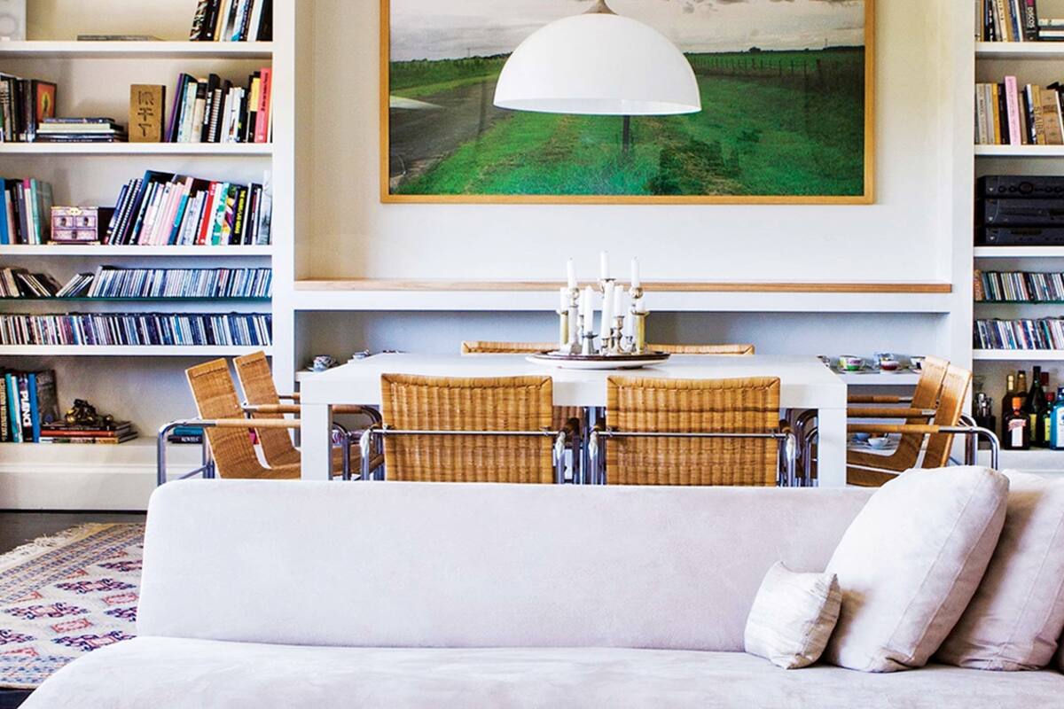 La casa de la galerista Orly Benzacar y la arquitecta Patricia Daiez es una sucesión de espacios definidos por la premisa de la frescura y también, por supuesto, por una interesante colección de obras de arte.