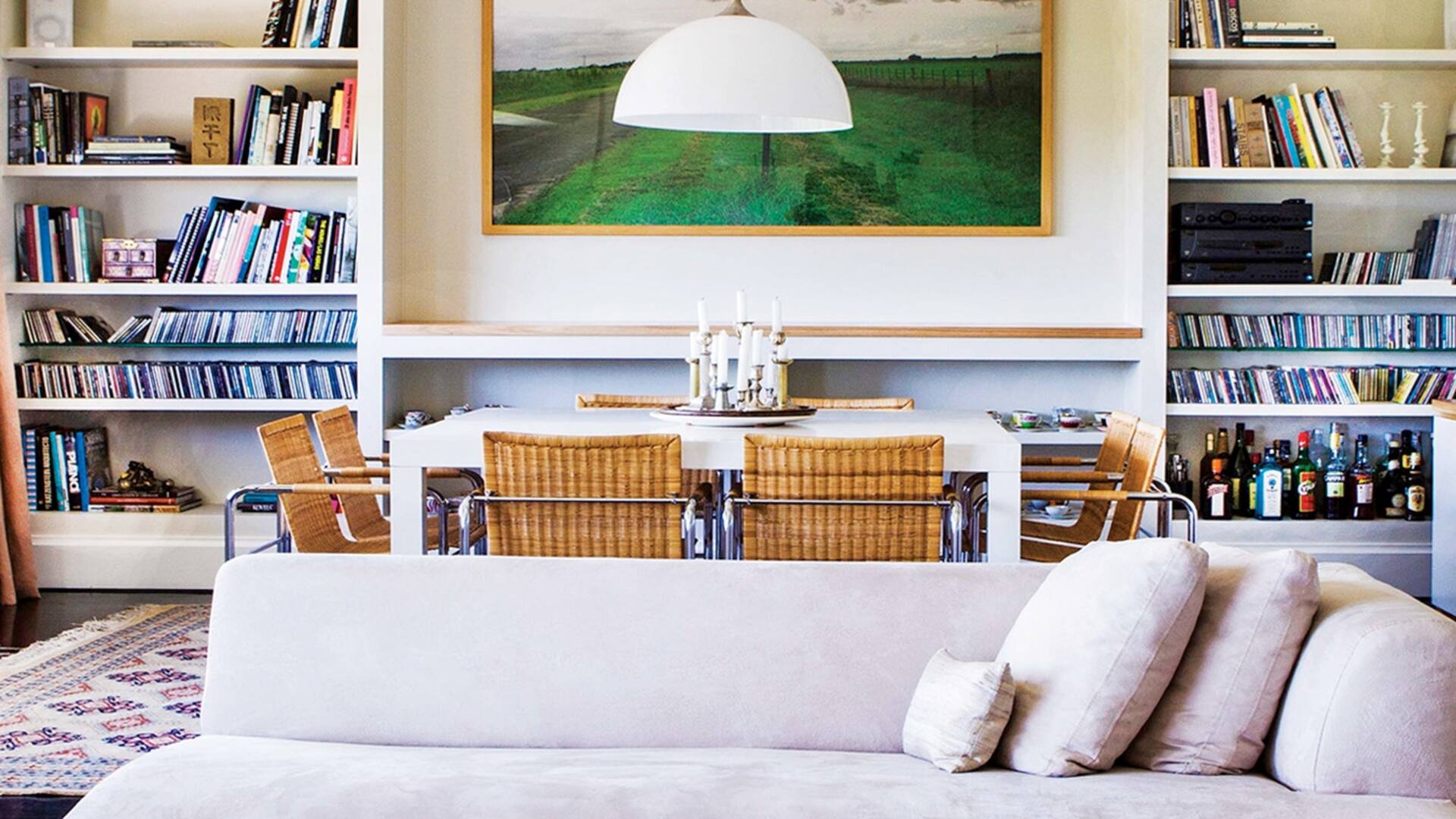 La casa de la galerista Orly Benzacar y la arquitecta Patricia Daiez es una sucesión de espacios definidos por la premisa de la frescura y también, por supuesto, por una interesante colección de obras de arte.