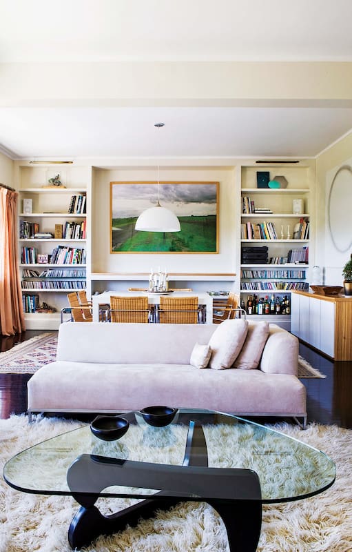 La casa de la galerista Orly Benzacar y la arquitecta Patricia Daiez es una sucesión de espacios definidos por la premisa de la frescura y también, por supuesto, por una interesante colección de obras de arte.