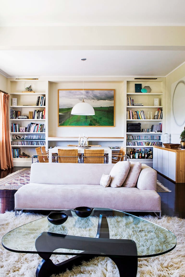 La casa de la galerista Orly Benzacar y la arquitecta Patricia Daiez es una sucesión de espacios definidos por la premisa de la frescura y también, por supuesto, por una interesante colección de obras de arte.