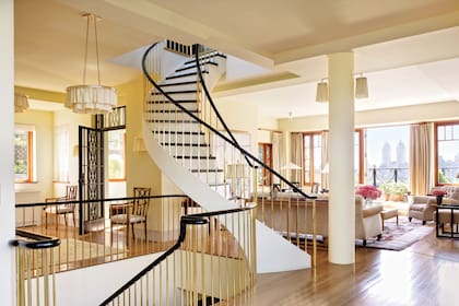 La casa de la pareja tiene dos pisos y una increíble vista de la ciudad