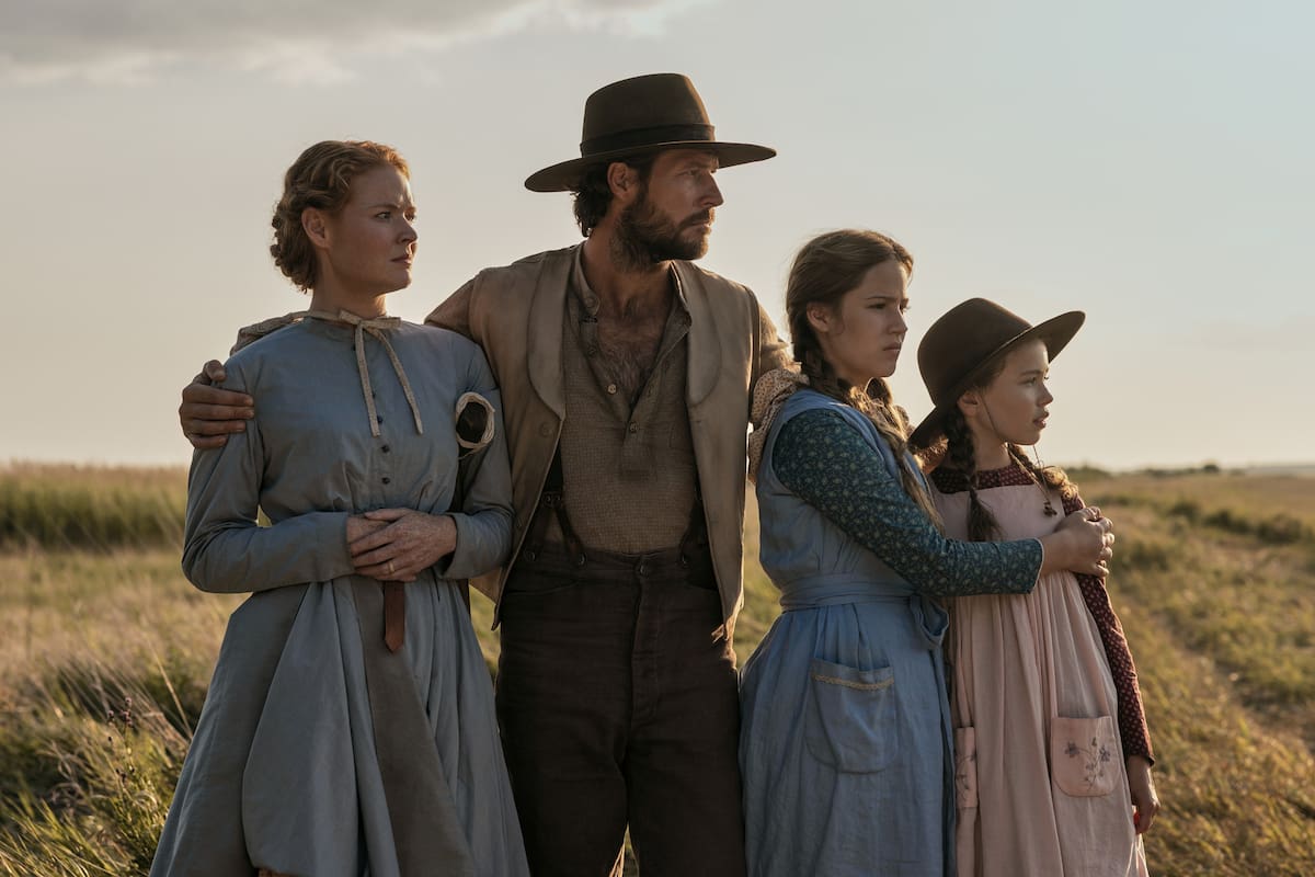 Charles (Luke Bracey) y Caroline Ingalls (Crosby Fitzgerald), protagonistas de la serie que llega a Netflix el próximo 9 de julio
