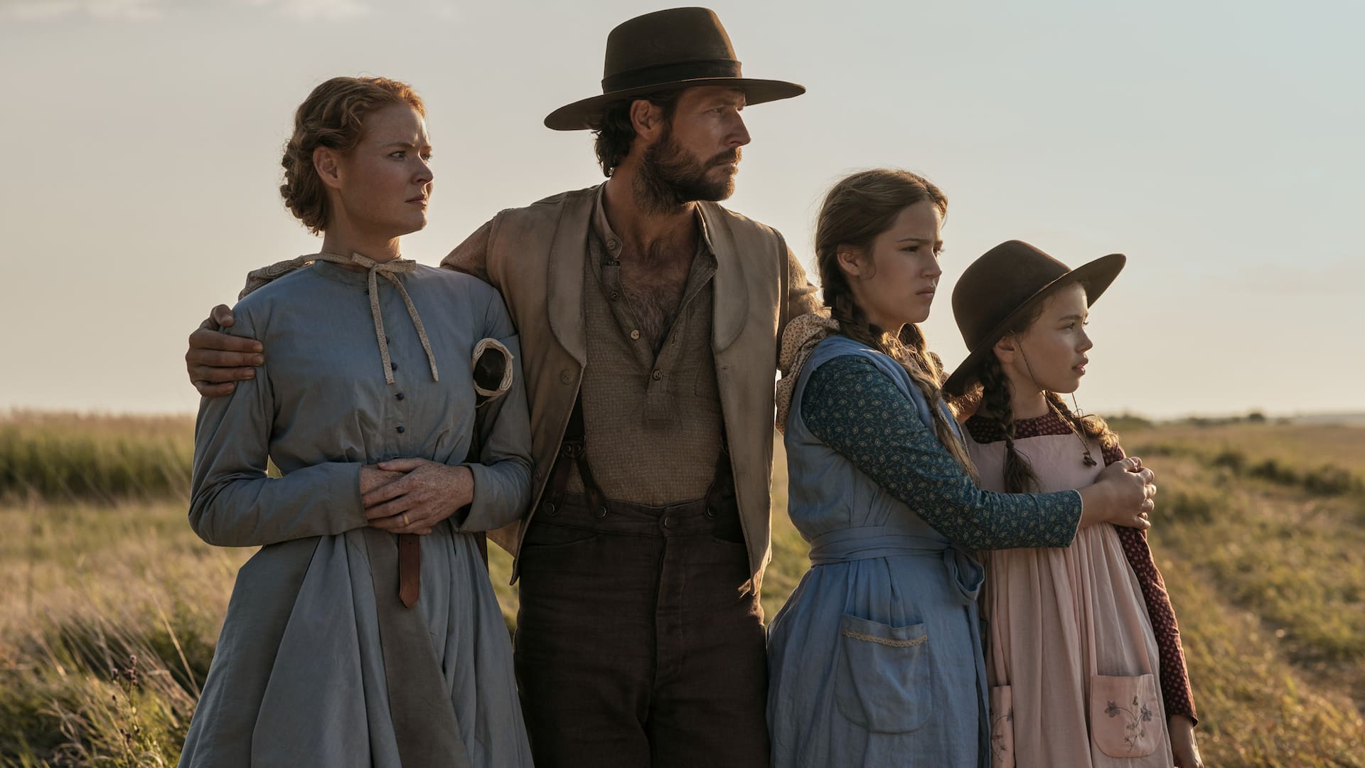 Charles (Luke Bracey) y Caroline Ingalls (Crosby Fitzgerald), protagonistas de la serie que llega a Netflix el próximo 9 de julio