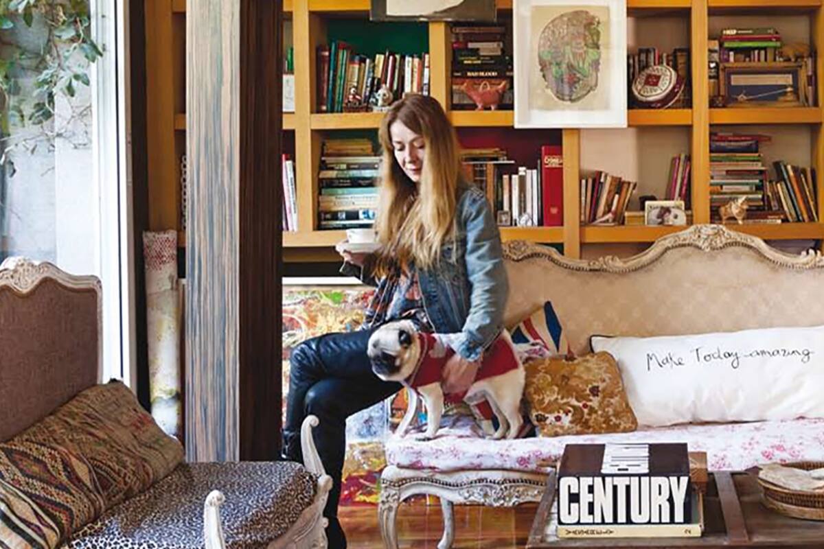 La casa de la restauradora Patricia López es un collage de arte y hallazgos, siempre coloridos y con una deliciosa nota de extravagancia.