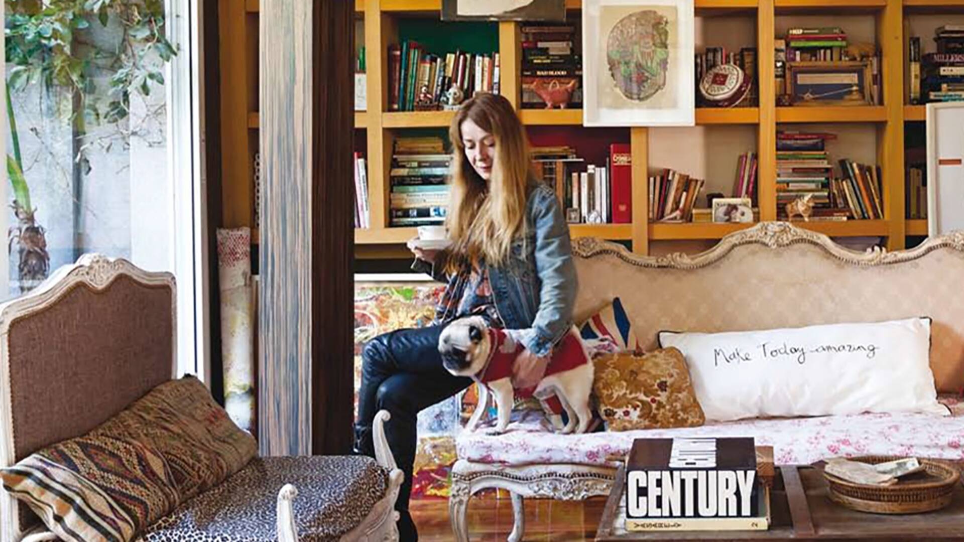 La casa de la restauradora Patricia López es un collage de arte y hallazgos, siempre coloridos y con una deliciosa nota de extravagancia.