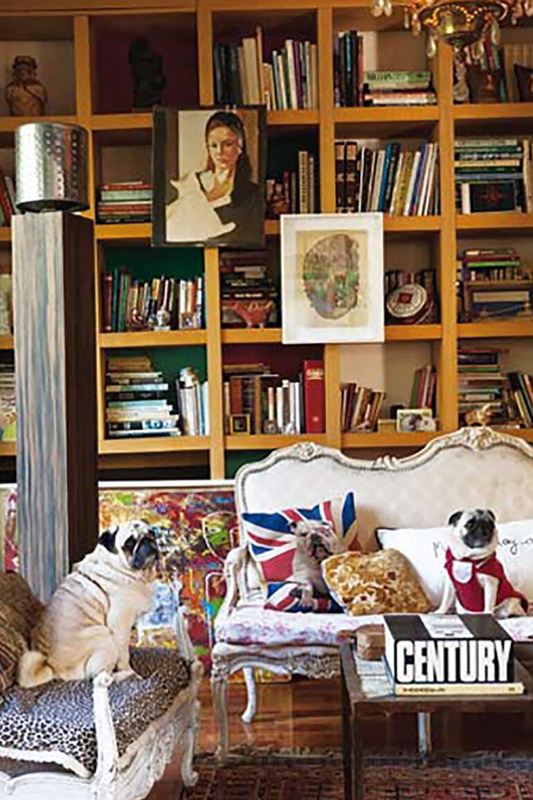 La casa de la restauradora Patricia López es un collage de arte y hallazgos, siempre coloridos y con una deliciosa nota de extravagancia.
