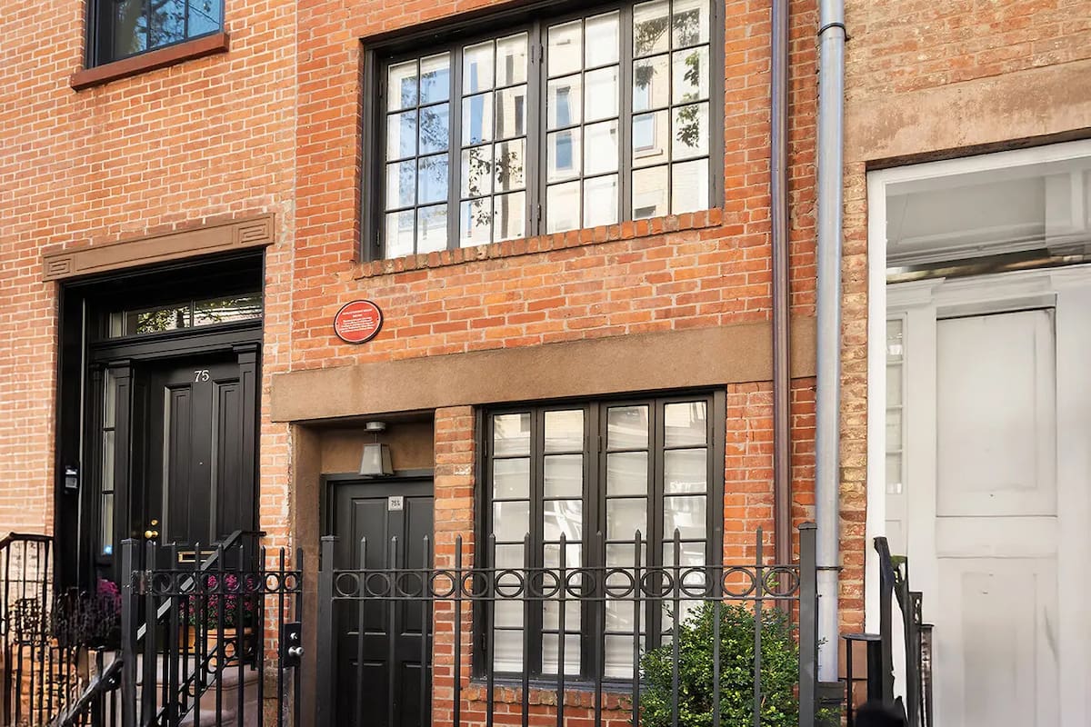 La casa de ladrillo rojo, construida en 1873, tiene apenas 2,9 metros de ancho