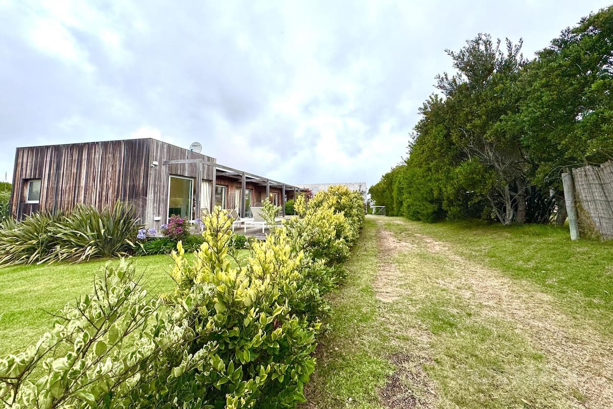 La casa de Lanata en José Ignacio está en la primera línea al mar