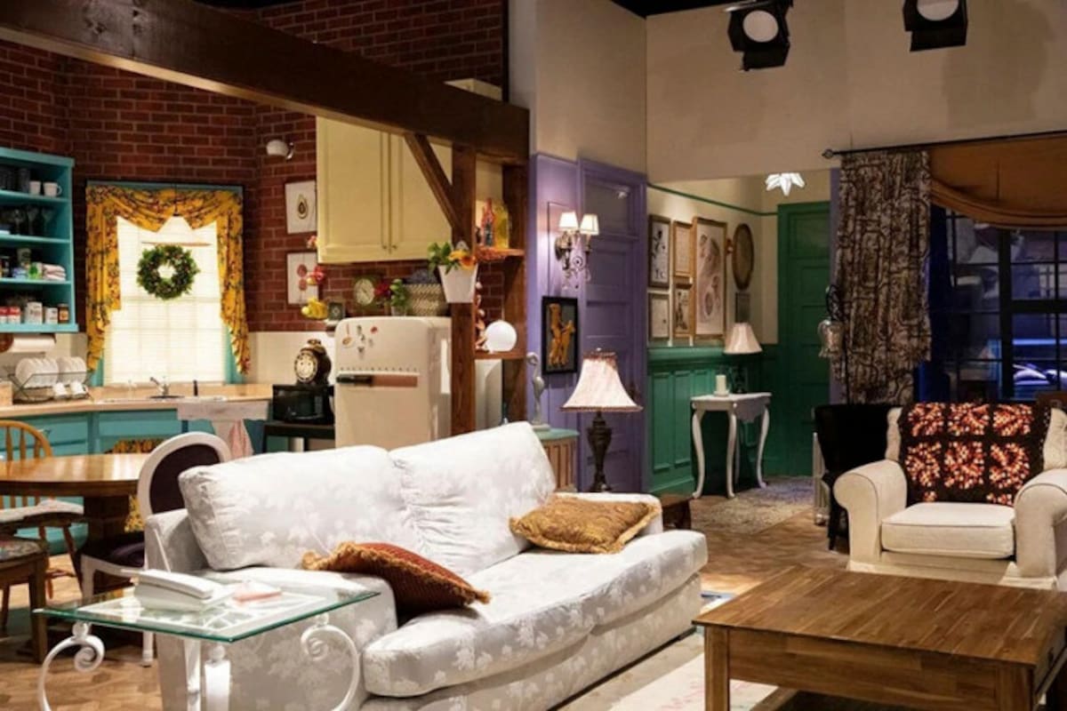 La casa de las chicas de Friends abrió sus puertas y recibió huéspedes para una piyamada