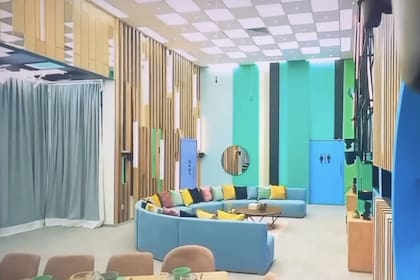 La casa de los famosos tiene espacios como los de una residencia, armados en un gran set de filmación