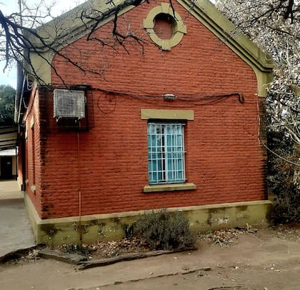 La casa de Malena, Córdoba, hoy: solo ha sumado el aire acondicionado para marcar el paso del tiempo