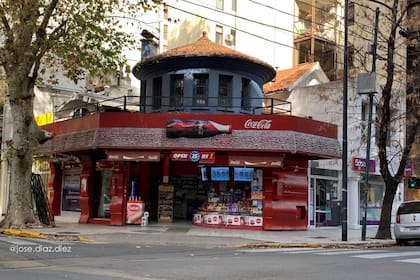 La casa de Maure y Soldado de la Independencia, con un maxikiosco en su frente, en 2020