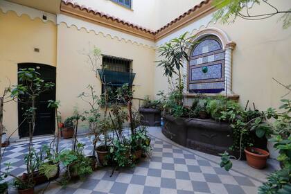 La casa de Olleros 3951, se construyó hace casi 100 años en Chacarita, donde antes había caballerizas; la eligen para vivir y también como set de filmación