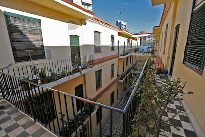 La casa de Olleros 3951, se construyó hace casi 100 años en Chacarita, donde antes había caballerizas; la eligen para vivir y también como set de filmación