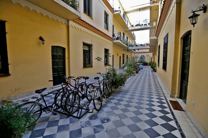 La casa de Olleros 3951, se construyó hace casi 100 años en Chacarita, donde antes había caballerizas; la eligen para vivir y también como set de filmación